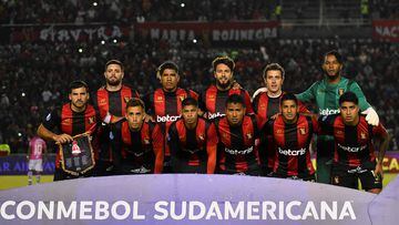 Melgar players pose during the Copa Sudamericana football tournament semifinal second leg match between Melgar and Independiente del Valle, at the UNSA Monumental stadium in Arequipa, Peru, on September 7, 2022. (Photo by Diego Ramos / AFP)