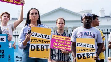Court blocks Biden's student loan forgiveness program