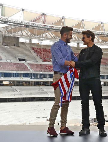 Saúl con Tom Cruise durante la promoción de la película La Momia en el Wanda Metropolitano.