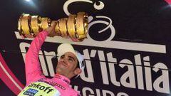 Alberto Contador eleva el trofeo que le acredita como campe&oacute;n del Giro de Italia.