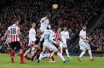 El Real Madrid sucumbió ante la lluvia de Bilbao y la intensidad del Athletic Club, y no pudo llevarse los tres puntos de ‘La Catedral’, con lo que dejó ir una oportunidad de oro para acercarse al Barcelona y retomar la lucha por el título de la liga española. Ambos equipos despilfarraron multitud de ocasiones para abrir el marcador en un partido que puso en tela de duda, de nueva cuenta, la contundencia ofensiva de Cristiano Ronaldo y de Karim Benzema. Con 28 puntos, el Madrid está en el cuarto lugar de LaLiga, más cerca de Europa League que del título.