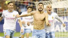 Los jugadores del Zaragoza celebran el gol de la victoria de Papu contra el Extremadura.