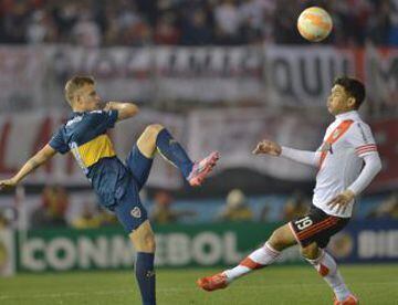 Nicolás Colazo disputa el balón con Teófilo Gutiérrez.