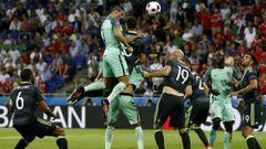 Cabezazo de Cristiano Ronaldo en el primer gol de Portugal ante Gales en partido de semifinales de la Eurocopa 2016.