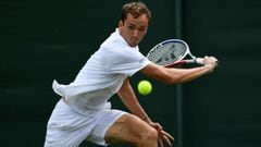 El tenista ruso Daniil Medvedev devuelve una bola durante su partido ante Alexei Popyrin en Wimbledon 2019.