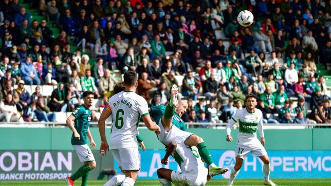 El Elche se atasca en el mejor momento