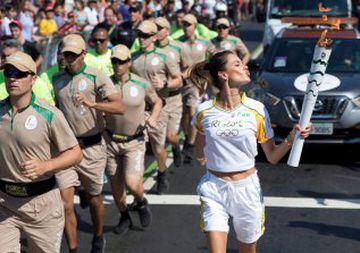 La modelo y actriz brasileña Alessandra Ambrosio no deja indiferente a nadie durante su relevo de la antorcha olímpica para los juegos Olí­mpicos de Rí­o 2016.