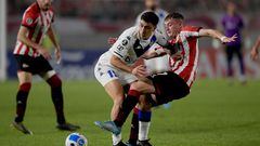 Velez Sarsfield's Joel So�ora (L) and Estudiantes de la Plata's Matias Pellegrini vie for the ball during their all-Argentina Copa Libertadores group stage first leg football match, at the Jorge Luis Hirschi stadium, in La Plata, Buenos Aires province, Argentina, on April 7, 2022. (Photo by Juan Mabromata / AFP)