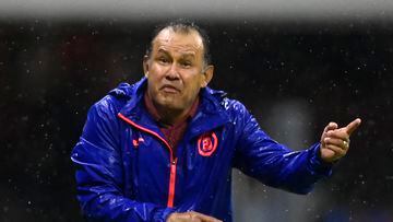 Cruz Azul's Peruvian head coach Juan Reynoso gestures during the Mexican Clausura 2022 tournament football match against San Luis at the Azteca stadium in Mexico City, on April 24, 2022. (Photo by PEDRO PARDO / AFP)