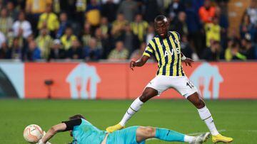 ISTANBUL, TURKIYE - OCTOBER 06: Enner Valencia (back) of Fenerbahce in action against Kenan Piric (frront) of AEK Larnaca during the UEFA Europa League group B 3rd week match between Fenerbahce and AEK Larnaca at the Ulker Stadium in Istanbul, Turkiye on October 06, 2022. (Photo by Ali Atmaca/Anadolu Agency via Getty Images)