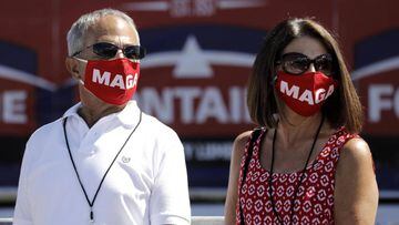 Old Forge (United States), 20/08/2020.- Trump supporters wear face masks before US President Donald J. Trump is scheduled to speak at a campaign stop at the Miriotti Building Products Factory in Old Forge, Pennsylvania, USA, 20 August 2020. The Trump camp