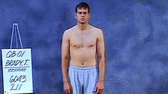 ¿En qué posición del draft fue seleccionado Tom Brady y en qué universidad jugó?
