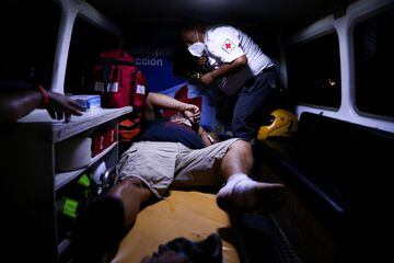 Un aficionado herido es atendido dentro de una ambulancia.