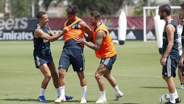 Lucas V&aacute;zquez y Ramos bromean con Marco Asensio en un entrenamiento.