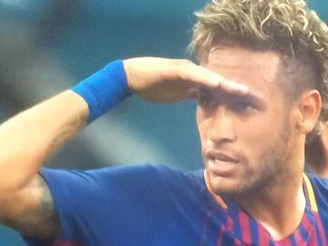 Neymar abandonando el terreno de juego en el descanso del Barça - Juventus de pretemporada