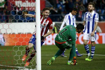 Saúl celebrates after making it two at the Calderón.