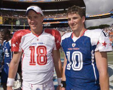 Peyton y Eli Manning. Ambos hermanos estadounidensen juegan en la NFL. Peyton ya ganó un SuperBowl y Eli dos.  