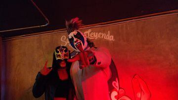 Sexy Star (izq) y Psycho Clown (der) posan para la foto en Santa Leyenda en la conferencia de prensa de Ring & RockstAAArs