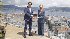 Carlos Mouri&ntilde;o, presidente del Celta, e Ignacio Rivera, de Estrella Galicia, escenifican la renovaci&oacute;n del acuerdo de patrocinio.