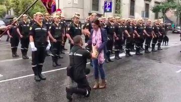 Un militar pide la mano a su novia durante el desfile del 12 de octubre. Im&aacute;gen: YouTube