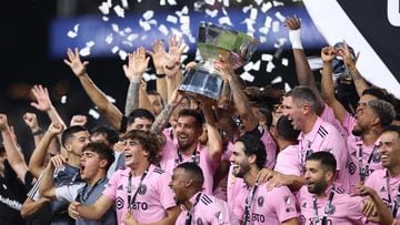 NASHVILLE, TENNESSEE - AUGUST 19: Lionel Messi #10 of Inter Miami hoist the trophy with his teammates after defeating the Nashville SC to win the Leagues Cup 2023 final match between Inter Miami CF and Nashville SC at GEODIS Park on August 19, 2023 in Nashville, Tennessee.   Tim Nwachukwu/Getty Images/AFP (Photo by Tim Nwachukwu / GETTY IMAGES NORTH AMERICA / Getty Images via AFP)