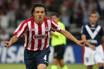 El defensor del Rebaño encaró seis ediciones de la Copa Libertadores como rojiblanco, logrando el subcampeonato del 2010, donde fungía como capitán. Desató polémica en la edición de 2009 cuando lanzó un escupitajo a un rival del Everton de Chile, cuando la influenza en México estaba latente.