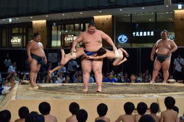 El luchador de sumo Ichinojo durante una exhibición con niños en Tokio.