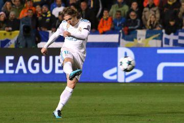 Luka Modric empala el bal&oacute;n en el 0-1.