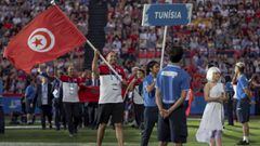 El abanderado de T&uacute;nez porta la bandera de su pa&iacute;s durante la inauguraci&oacute;n de los Juegos Mediterr&aacute;neos de Tarragona.