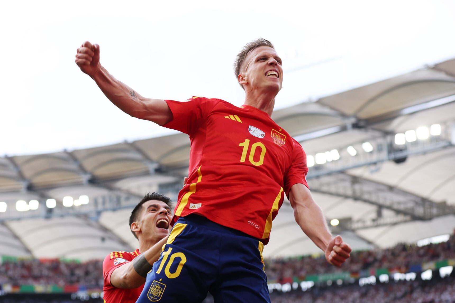 1-0. Dani Olmo celebra el primer tanto que anota en la segunda parte del encuentro.