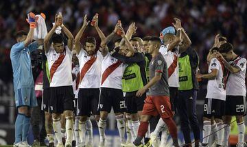 Argentina's River Plate footballers celebrate after defeating 3-1 Argentina's Independiente during the Copa Libertadores 2018 quarterfinals second leg football match at the Monumental stadium in Buenos Aires