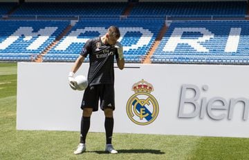 Andriy Lunin was presented at the Santiago Bernabéu by Florentino Pérez and accompanied by his family.