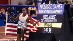 El estadounidense Yared Nuguse posa delante de una pantalla que muestra su tiempo récord estadounidense tras competir en la milla masculina Rudin Wanamaker durante los 115º Juegos Millrose en The Armory en Nueva York el 11 de febrero de 2023.