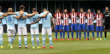 Los jugadores del Celta de Vigo y el Atlético de Madrid guardan un minuto de silencio por las víctimas del accidente del tren de O Porriño ocurrido ayer, antes del inicio del partido.