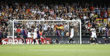 1-0. Ezequiel Garay marcó el primer gol.