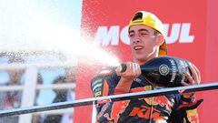 Pedro Acosta celebra su podio en el GP de Valencia 2022.