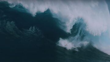 La ola gigante de Jaws (Pe&#039;ahi, Maui, Haw&aacute;i, Estados Unidos) rompiendo sobre un surfista que sufre un wipeout. 