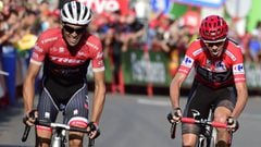 Alberto Contador y Chris Froome llegan juntos a la meta de Santo Toribio de Li&eacute;bana.