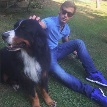 Sergio es muy activo en sus redes sociales desde 2014. En su instagram @sergiocanalesoficial encontramos fotos de su perra Nala a la que adora.