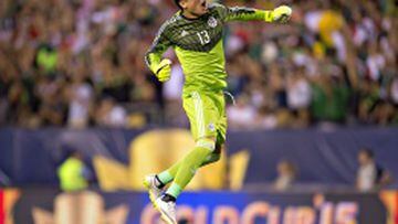 Memo Ochoa celebra un tanto de la Selecci&oacute;n Mexicana ante Jamaica en la final de Copa Oro, su &uacute;ltimo partido con el Tri.