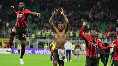 Fikayo Tomori, Rafael Leao y Fode Ballo-Toure, jugadores del AC Milan, celebran una victoria en Serie A.