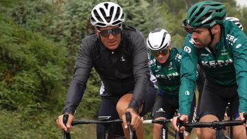 Los ciclistas del Equipo Kern Pharma y el Equipo Finisher compartieron un bonito día con Tom Domoulin y Miguel Indurain.