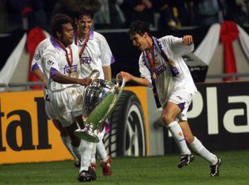 Celebración de Christian Karembeu, Fernando Morientes y Raúl con la Séptima tras vencer a la Juve en la final del 98 en el Amsterdam Arena.