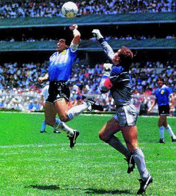 'La mano de Dios' es como se le conoce al primer gol anotado por Maradona en el partido frente Argentina e Inglaterra en los cuartos de final de la Copa Mundial de 1986. El partido se celebró en el estadio Azteca de la Ciudad de México. El encuentro finalizó con la victoria de Argentina frente a Inglaterra con dos goles del 'astro' argentino. El primer gol que anotó se le denominó como 'El gol del siglo'. 