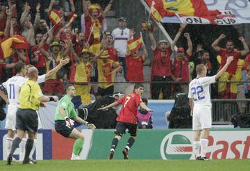 Fue convocado también para la Eurocopa 2008. Villa marcó su primer hat-trick con la Roja, fue en la victoria por 4-1 de España sobre Rusia. 