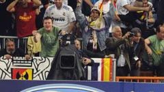 <b>LA GRADA ANIMÓ SIN DESCANSO. </b>El Bernabéu lució ayer sus mejores galas y volvió a vivir una gran noche europea. La afición madridista recibió al equipo con una sonora ovación y llevó a los suyos en volandas hacia una importante goleada. En la imagen