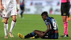 BERGAMO, ITALY - SEPTEMBER 01: Duvan Zapata of Atalanta BC holds their leg injured during the Serie A match between Atalanta BC and Torino FC at Gewiss Stadium on September 01, 2022 in Bergamo, Italy. (Photo by Emilio Andreoli/Getty Images)