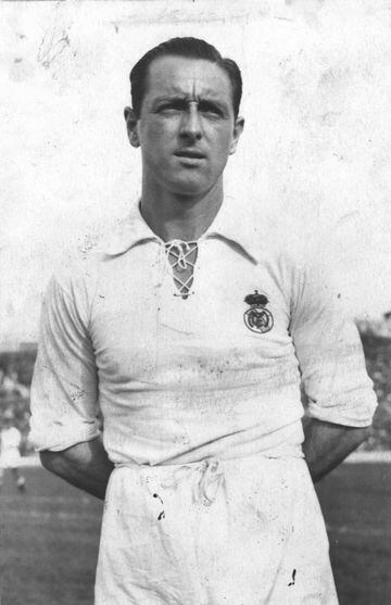 Jugó con la Real Sociedad desde 1937 a 1942 y en el Real Madrid desde 1942 a 1947