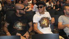 Neymar, junto a Dani Alves.