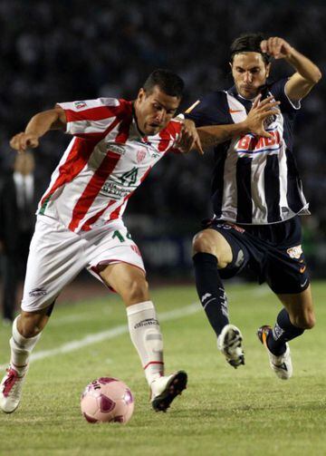 Estuvo en Colón de Santa Fe con Martino entre 2004 y 2005, luego fue al futbol mexicano con León y Necaxa.